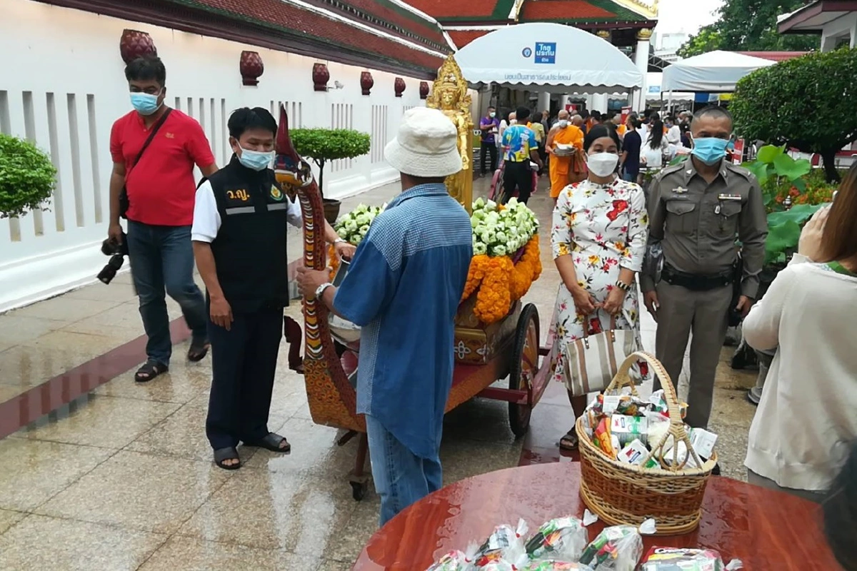 วัดดังพิษณุโลกจัดบาตรยักษ์ให้ร่วมบุญวันออกพรรษา