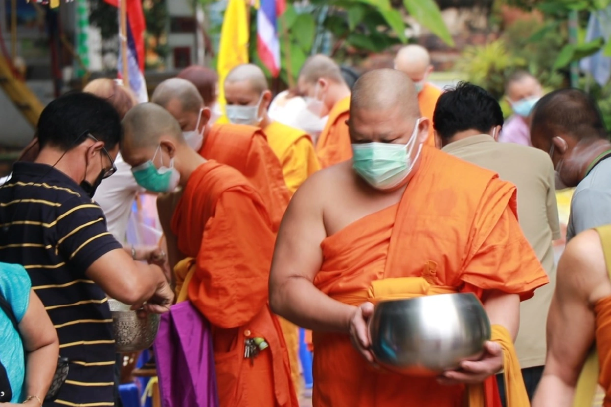 วัดดังพิษณุโลกจัดบาตรยักษ์ให้ร่วมบุญวันออกพรรษา