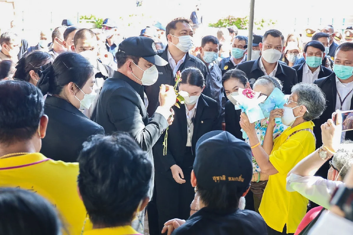 รมว.สุชาติ ร่วมคณะ นายก มอบสุขาลอยน้ำช่วยผู้ประสบอุทกภัย และพบปะให้กำลังใจอาสาสมัครแรงงานจังหวัดสิงห์บุรี 
