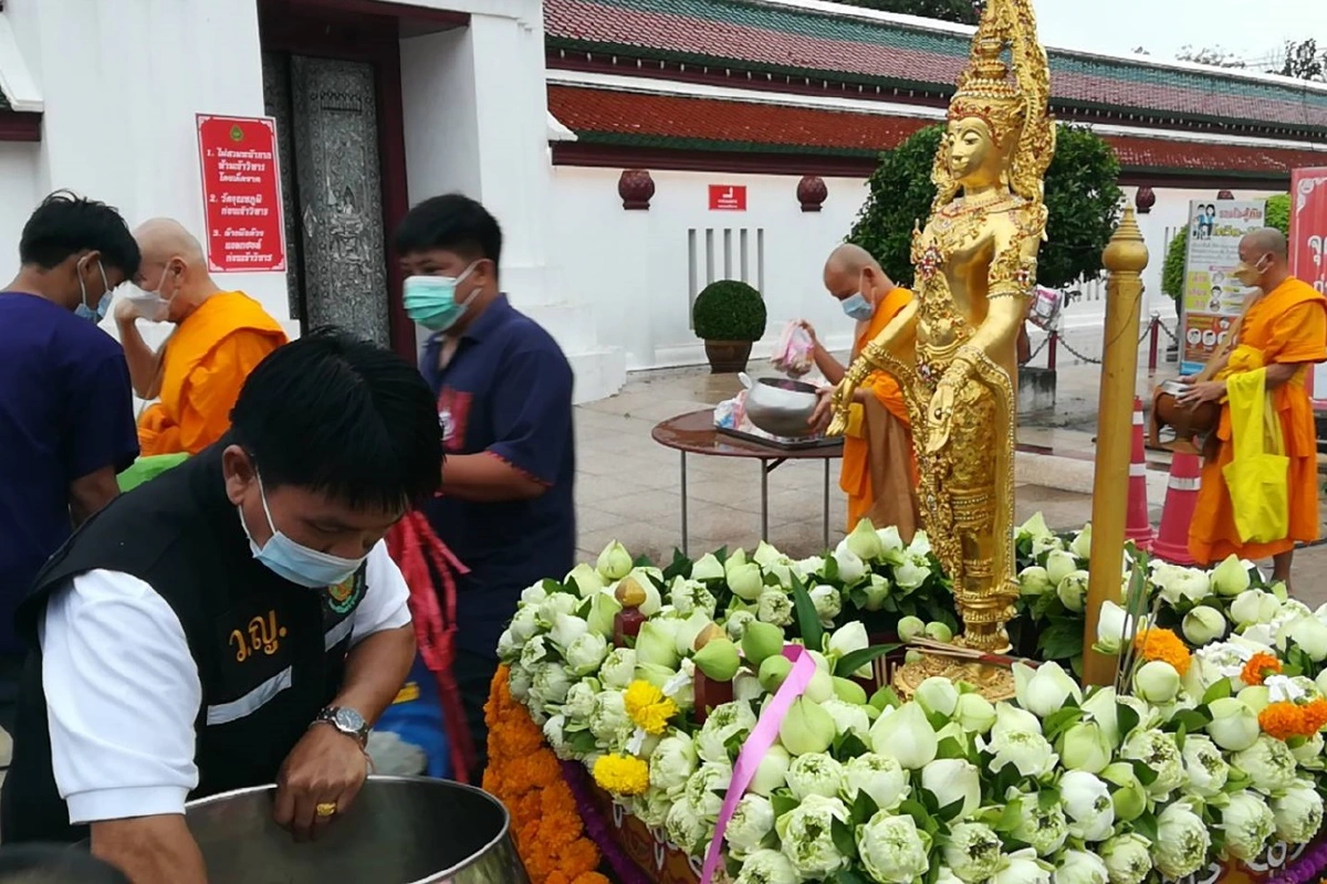 วัดดังพิษณุโลกจัดบาตรยักษ์ให้ร่วมบุญวันออกพรรษา