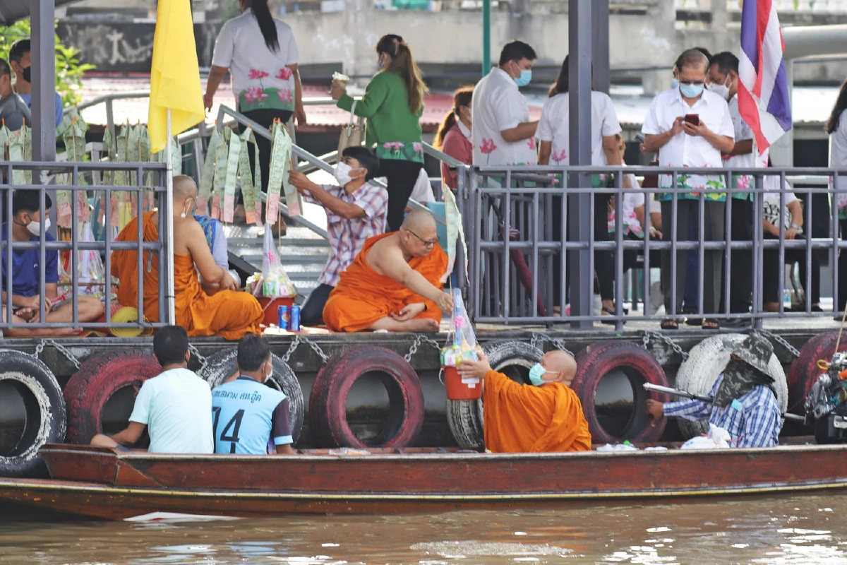 ออกพรรษาที่ปทุมฯ ร่วมประเพณีตักบาตรพระร้อยทางเรือ