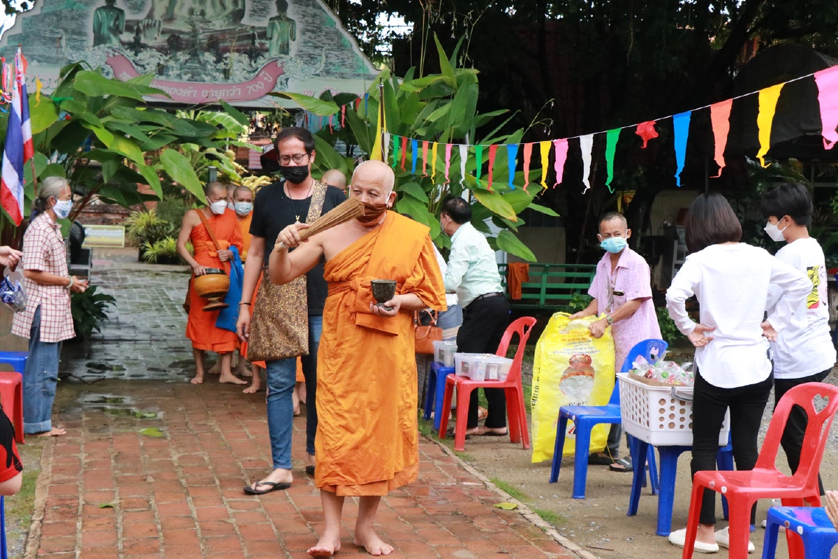 วัดดังพิษณุโลกจัดบาตรยักษ์ให้ร่วมบุญวันออกพรรษา