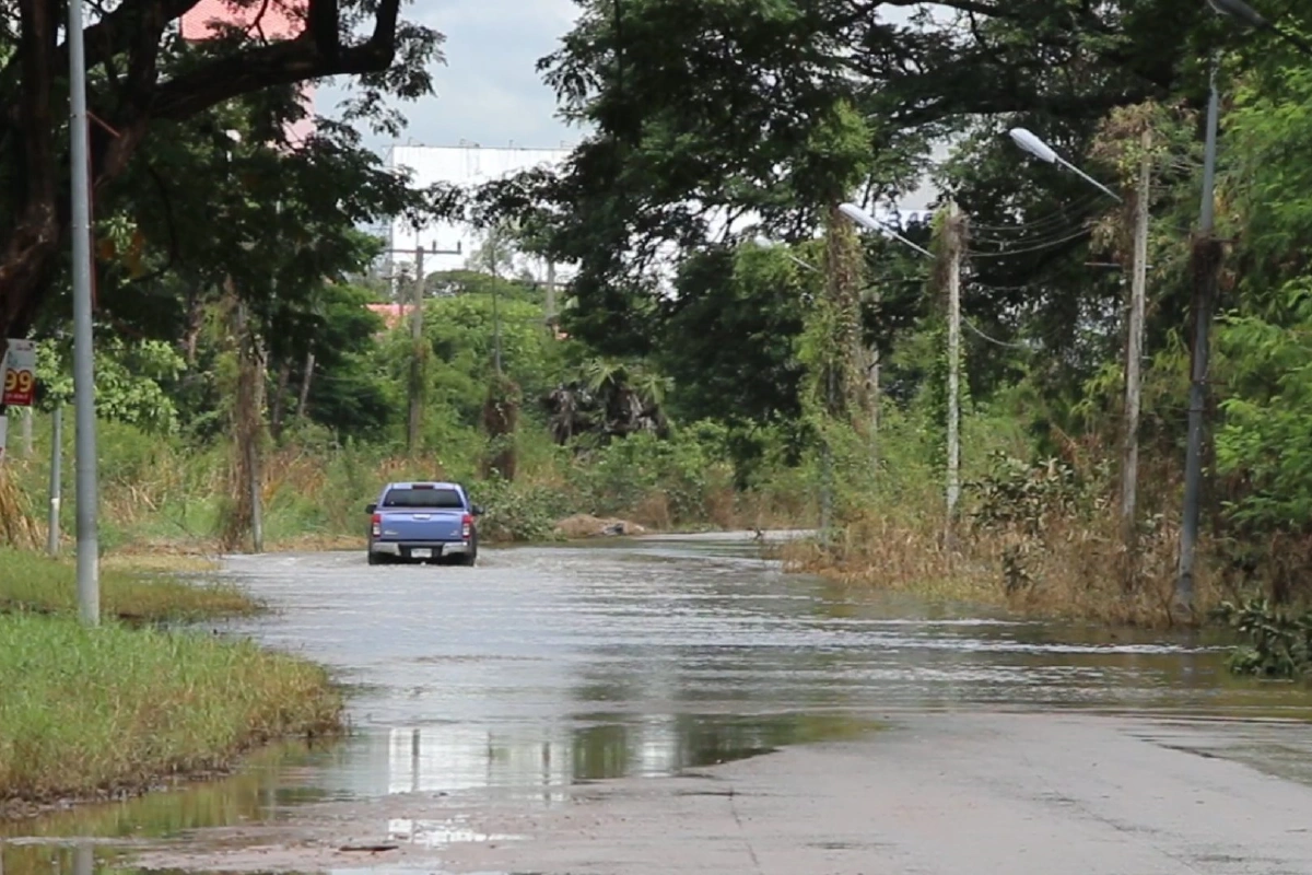 น้ำท่วมขอนแก่นเริ่มลด หลายเส้นทาง กลับมาใช้งานได้ปกติ