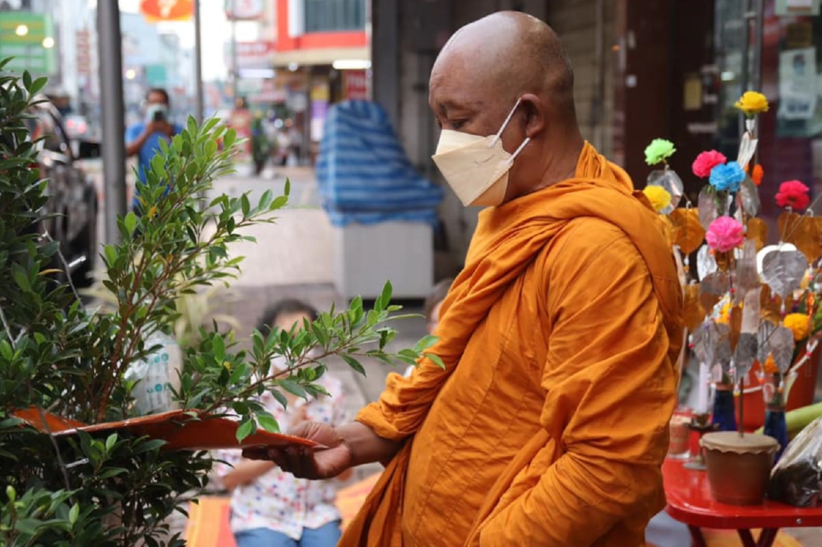 ออกพรรษาสุราษฎร์ ชักพุ่มผ้าป่า-สวดมนต์ไล่โควิด