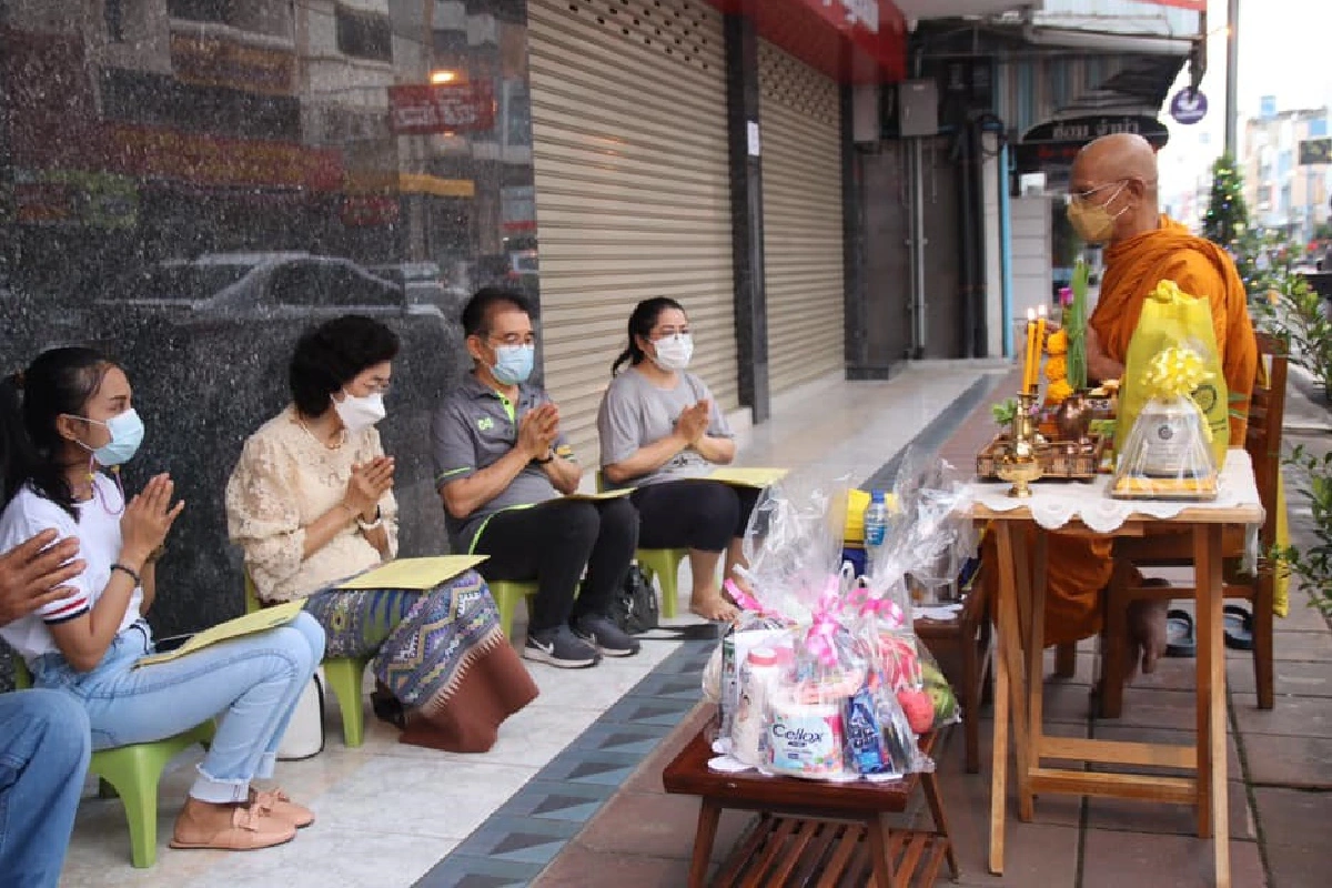 ออกพรรษาสุราษฎร์ ชักพุ่มผ้าป่า-สวดมนต์ไล่โควิด