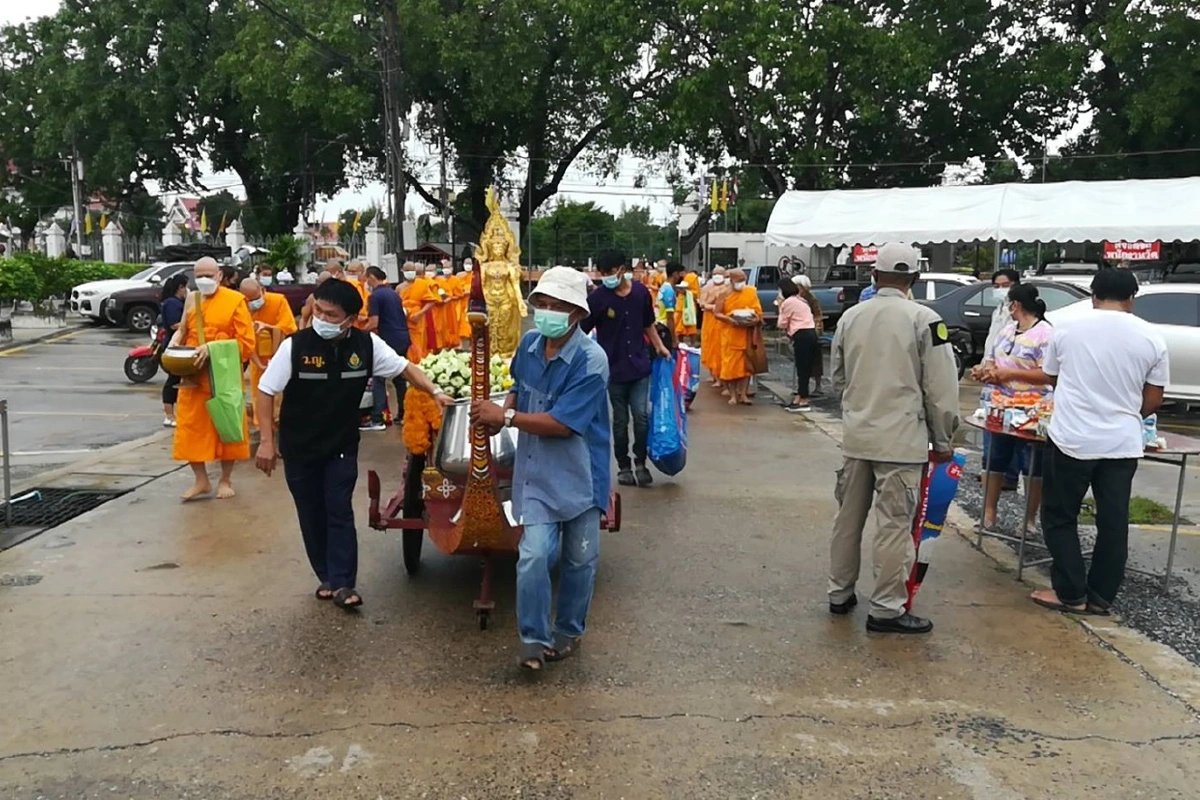 วัดดังพิษณุโลกจัดบาตรยักษ์ให้ร่วมบุญวันออกพรรษา