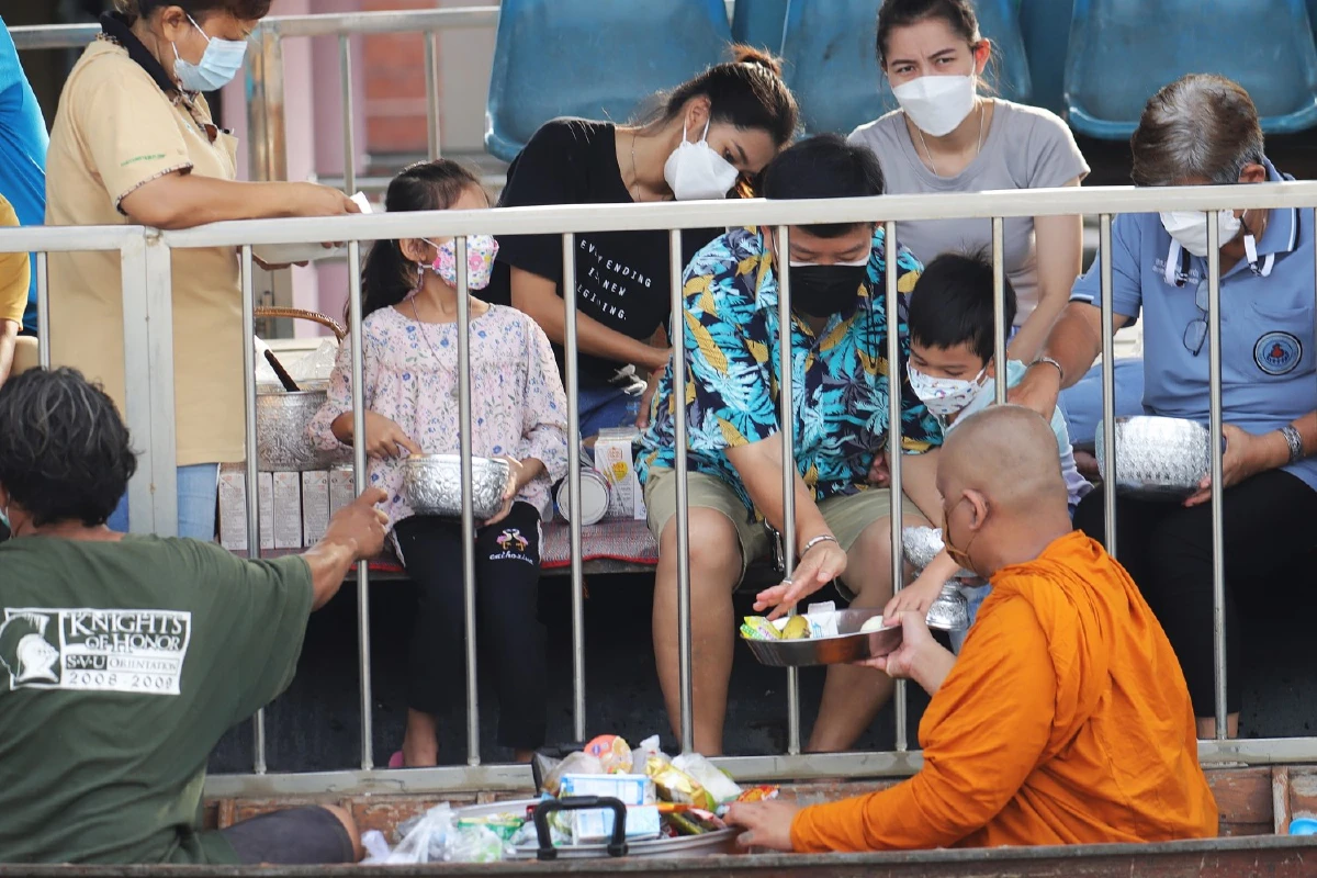 ออกพรรษาที่ปทุมฯ ร่วมประเพณีตักบาตรพระร้อยทางเรือ