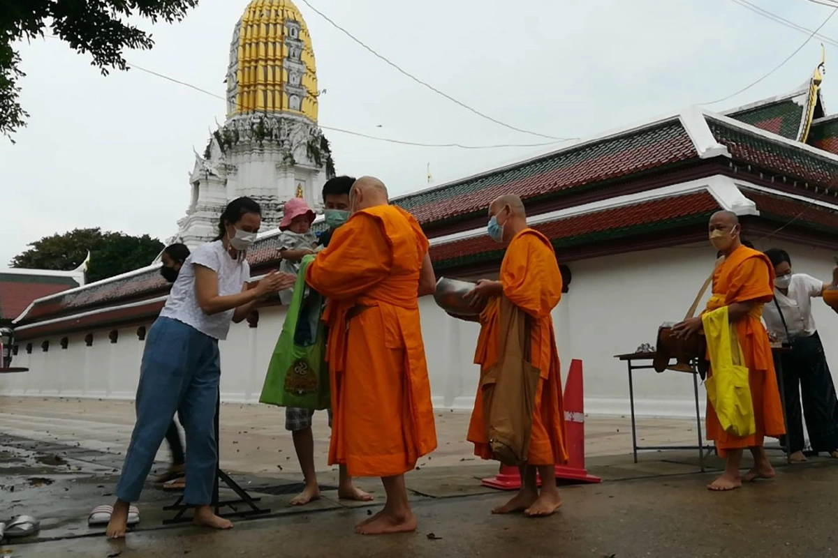 วัดดังพิษณุโลกจัดบาตรยักษ์ให้ร่วมบุญวันออกพรรษา