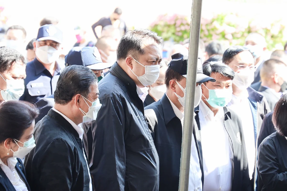 รมว.สุชาติ ร่วมคณะ นายก มอบสุขาลอยน้ำช่วยผู้ประสบอุทกภัย และพบปะให้กำลังใจอาสาสมัครแรงงานจังหวัดสิงห์บุรี 