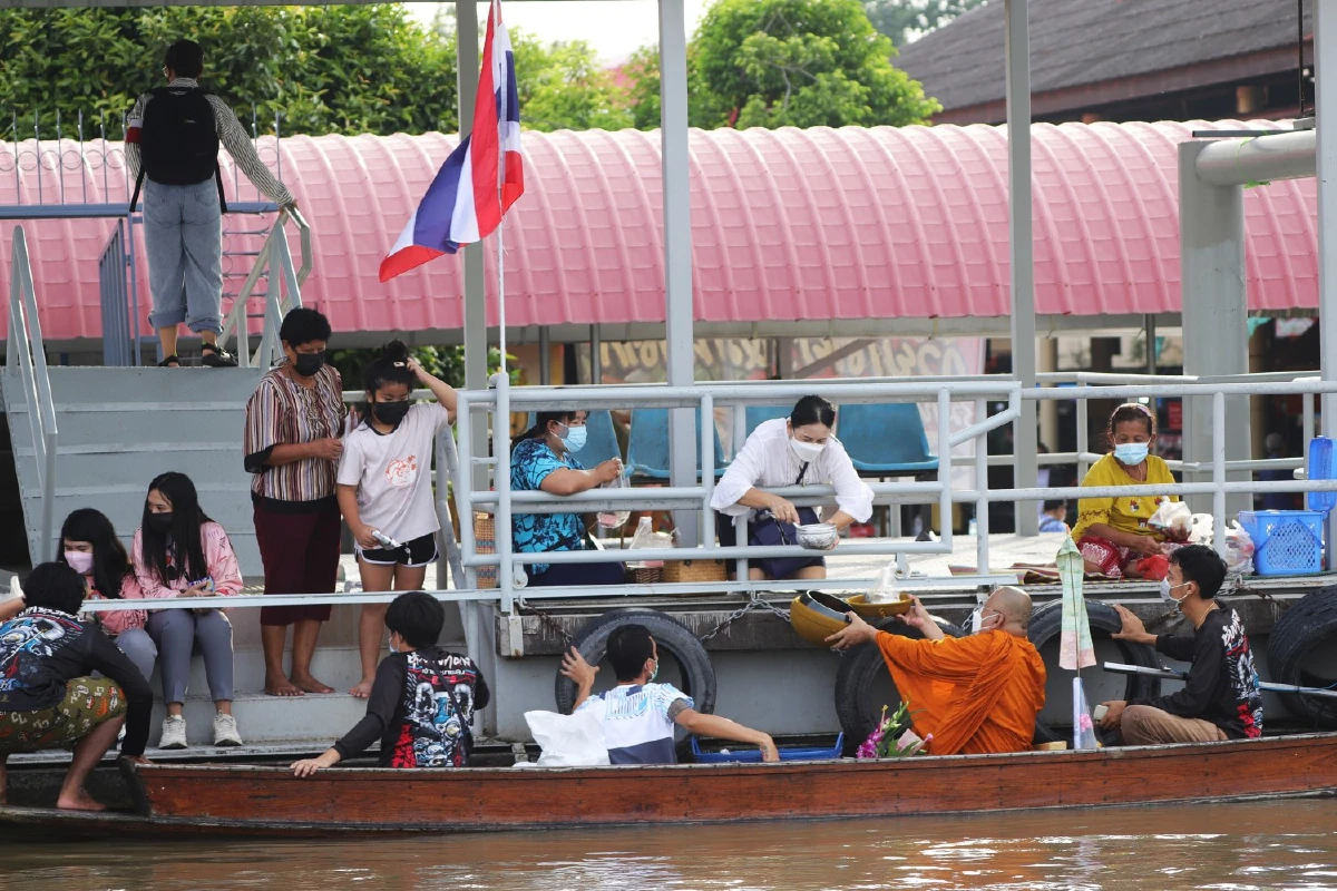 ออกพรรษาที่ปทุมฯ ร่วมประเพณีตักบาตรพระร้อยทางเรือ