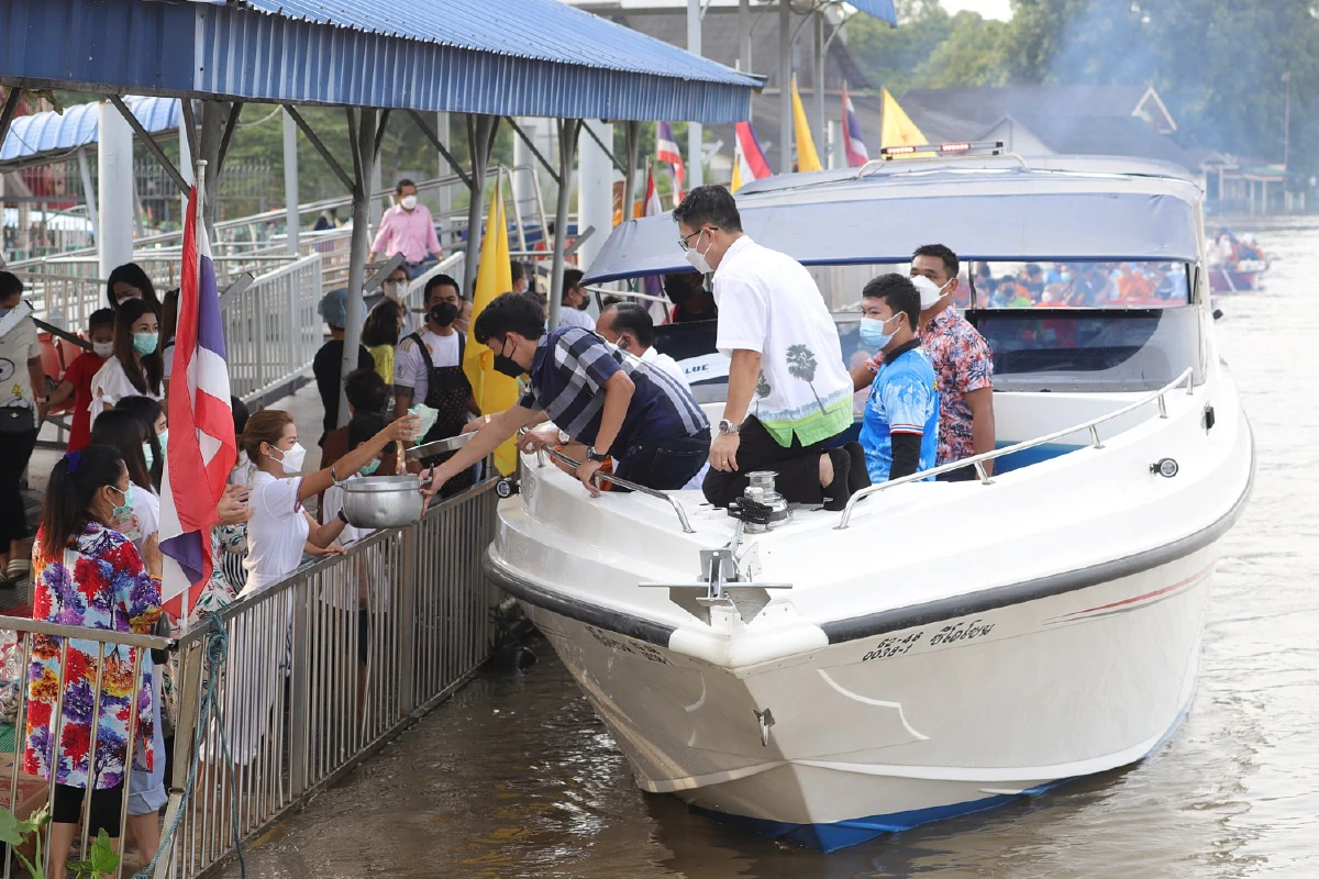 ออกพรรษาที่ปทุมฯ ร่วมประเพณีตักบาตรพระร้อยทางเรือ