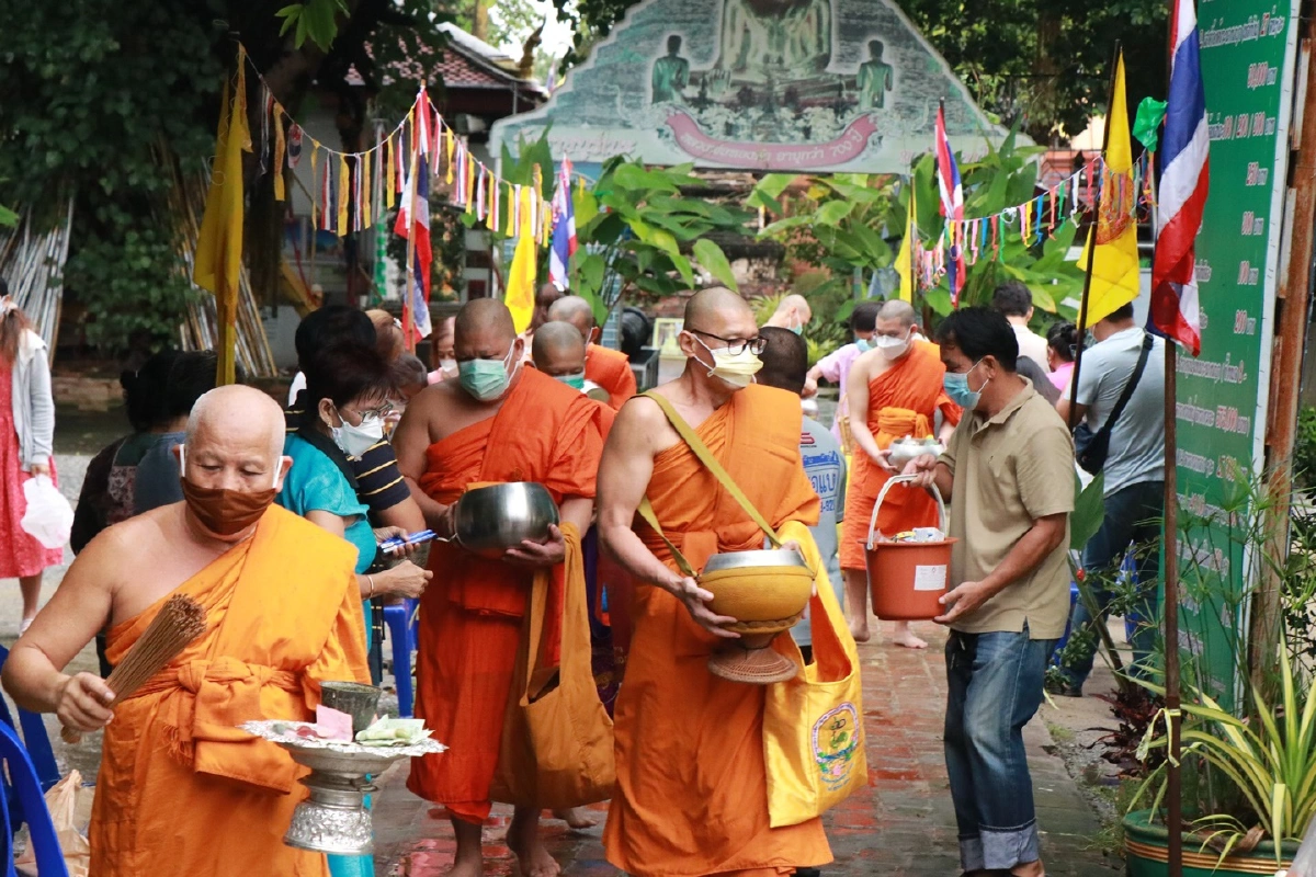 วัดดังพิษณุโลกจัดบาตรยักษ์ให้ร่วมบุญวันออกพรรษา