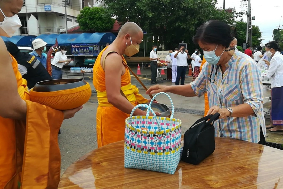 วัดดังพิษณุโลกจัดบาตรยักษ์ให้ร่วมบุญวันออกพรรษา