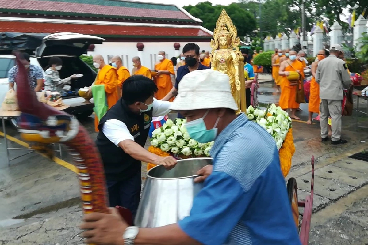 วัดดังพิษณุโลกจัดบาตรยักษ์ให้ร่วมบุญวันออกพรรษา