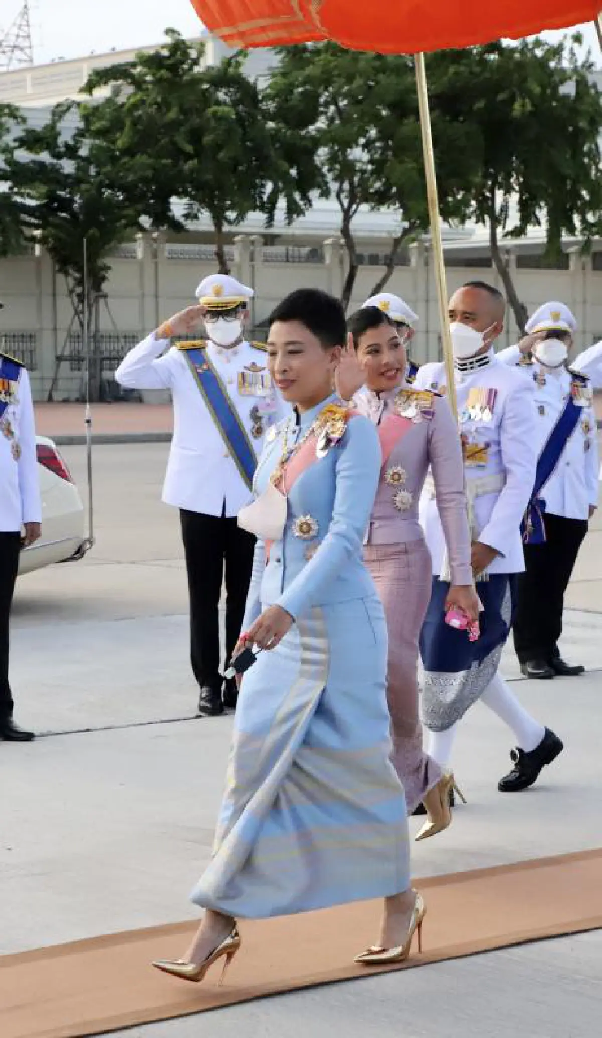 ในหลวง พระราชินีเสด็จ ทรงวางพวงมาลา วันปิยมหาราช