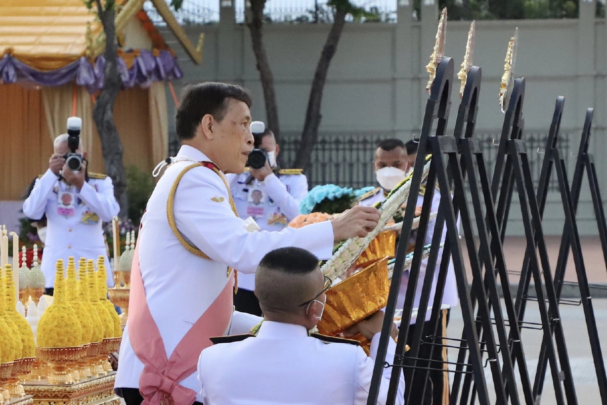ในหลวง พระราชินีเสด็จ ทรงวางพวงมาลา วันปิยมหาราช