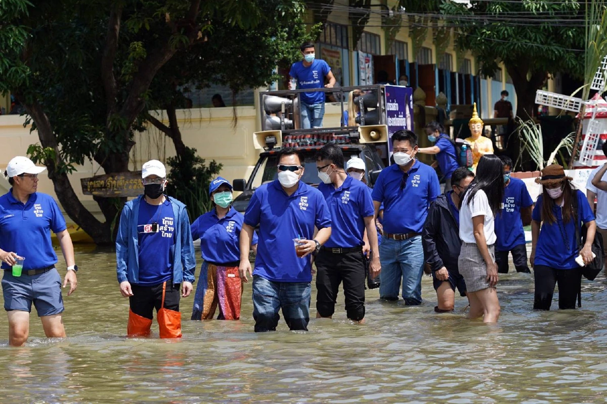 ไทยสร้างไทยจัดทัพคนรุ่นใหม่ช่วยน้ำท่วมสุพรรณฯ