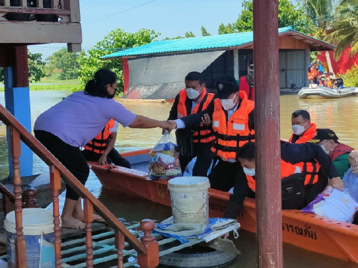 มท.1ลงพื้นที่บรรเทาทุกข์ผู้ประสบภัยน้ำท่วมย้ำ"เราจะไม่ทิ้งกัน"