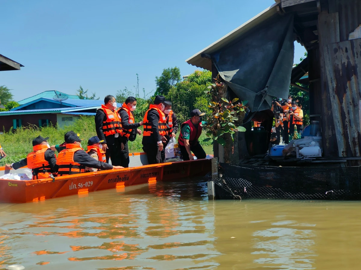 มท.1ลงพื้นที่บรรเทาทุกข์ผู้ประสบภัยน้ำท่วมย้ำ"เราจะไม่ทิ้งกัน"