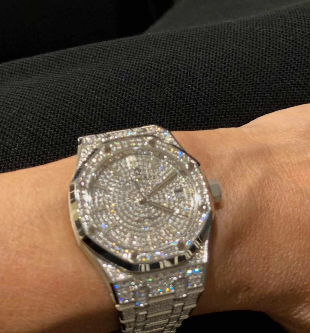 “นก จริยา” โชว์ของขวัญจากสามี “จอนนี่ แอนโฟเน่” นาฬิกาล้อมเพชรทั้งเรือน