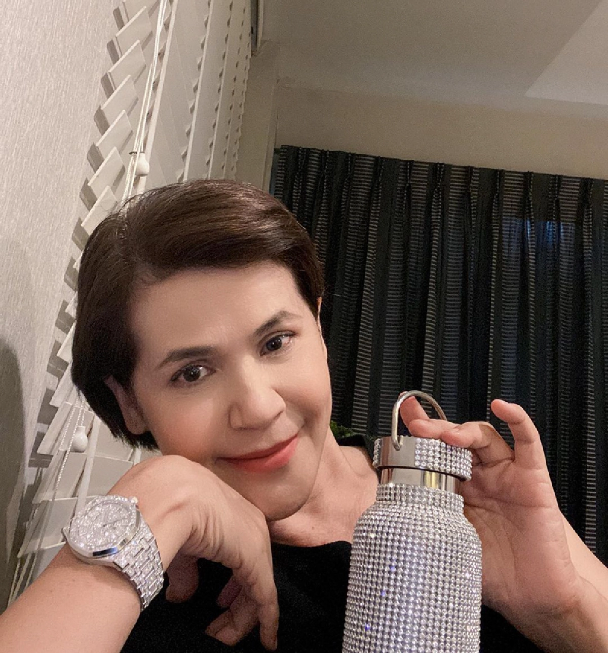 “นก จริยา” โชว์ของขวัญจากสามี “จอนนี่ แอนโฟเน่” นาฬิกาล้อมเพชรทั้งเรือน