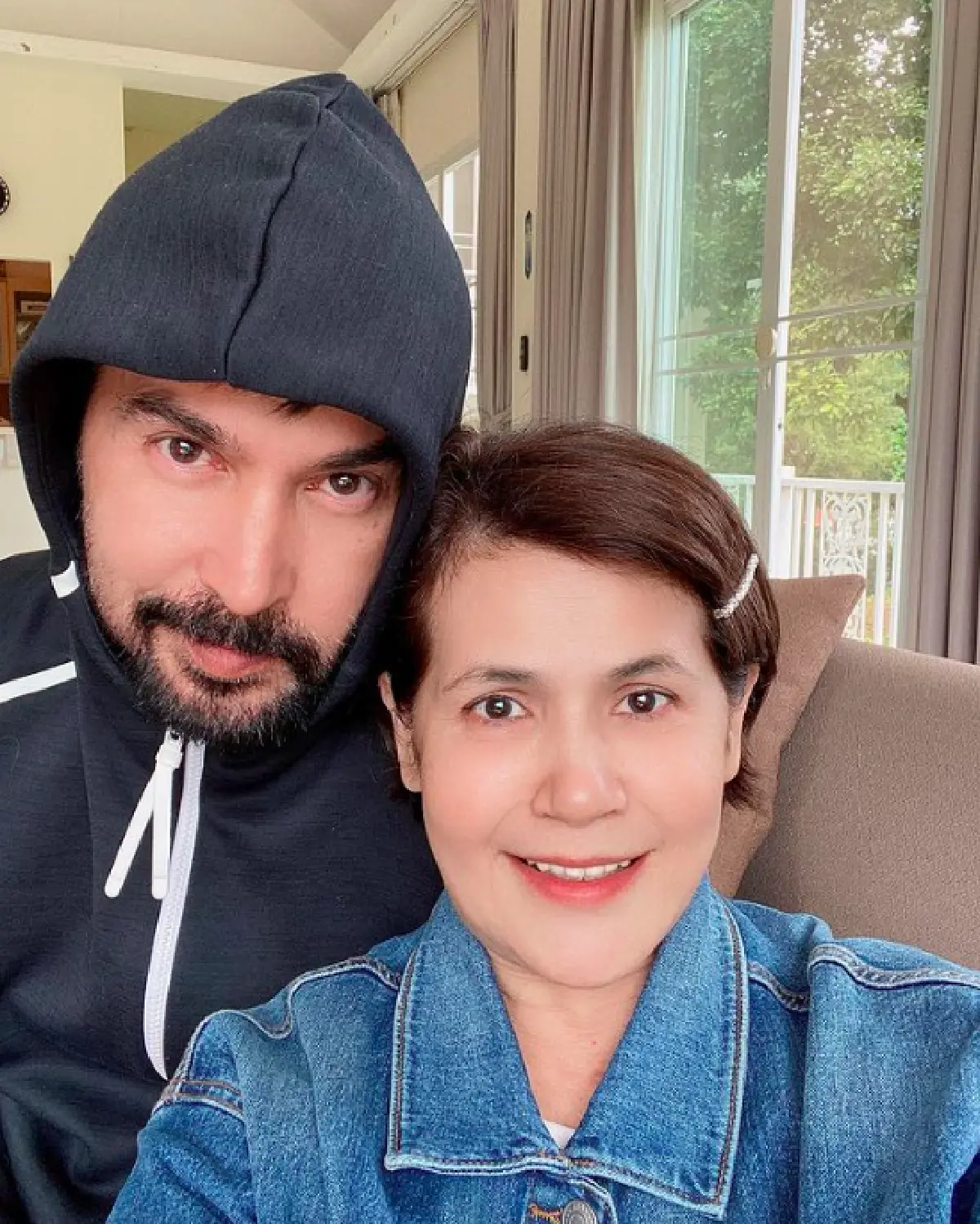 “นก จริยา” โชว์ของขวัญจากสามี “จอนนี่ แอนโฟเน่” นาฬิกาล้อมเพชรทั้งเรือน