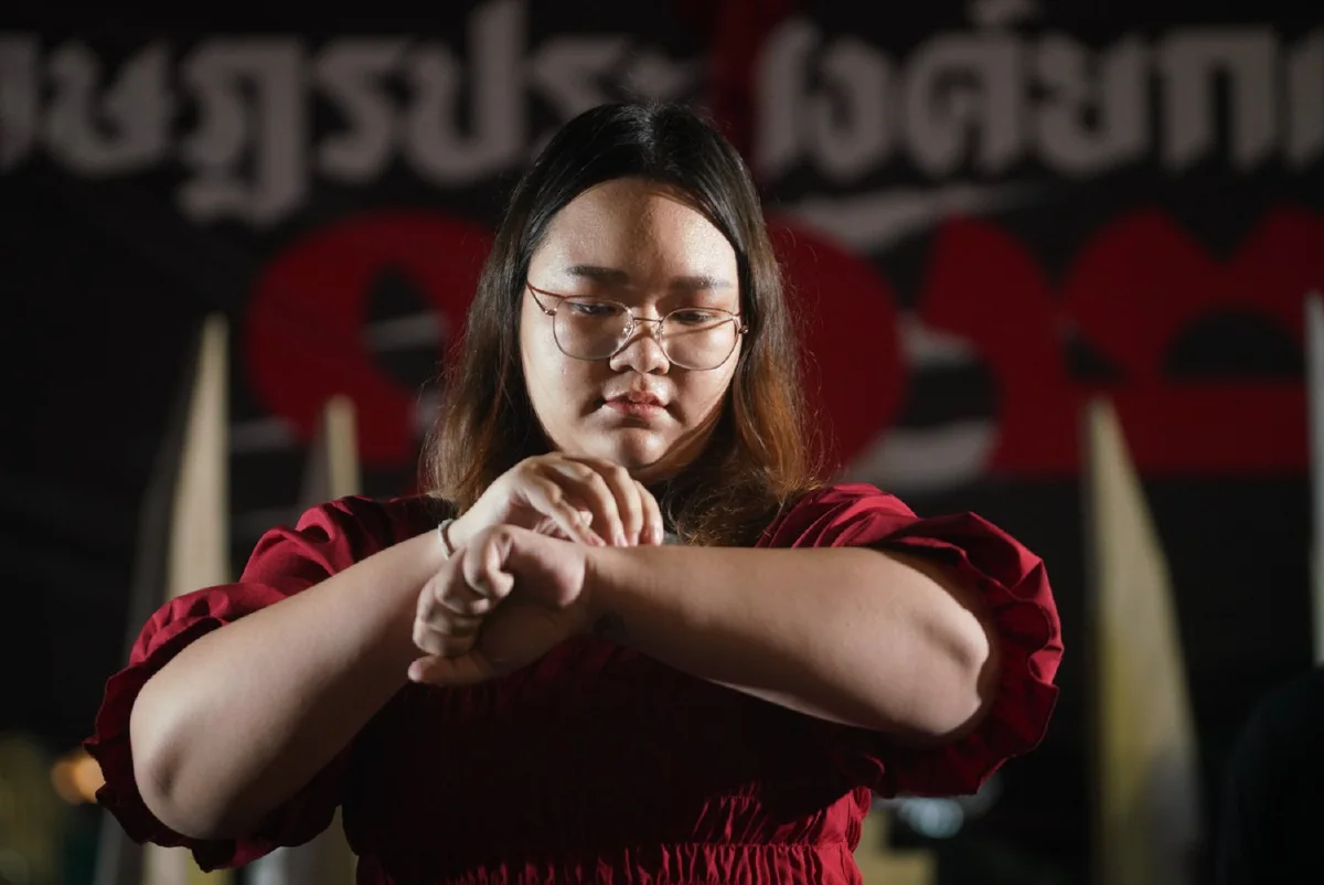 "รุ้ง" อ่านแถลงการณ์-กรีดแขนจี้ยกเลิกม.112