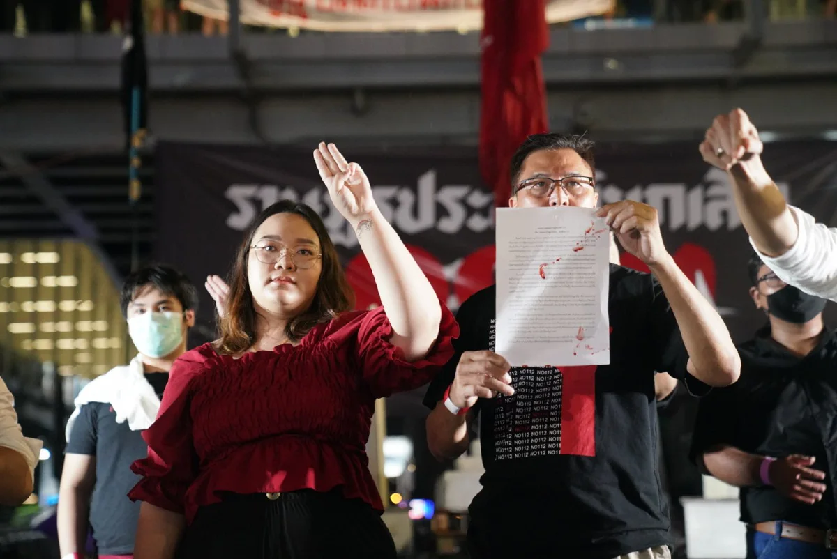 "รุ้ง" อ่านแถลงการณ์-กรีดแขนจี้ยกเลิกม.112