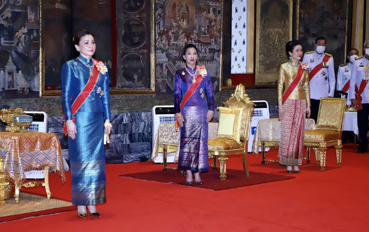 "ในหลวง-พระราชินี"เสด็จฯทรงถวายผ้าพระกฐินวัดโสมนัสวิหาร-วัดสุทัศน์