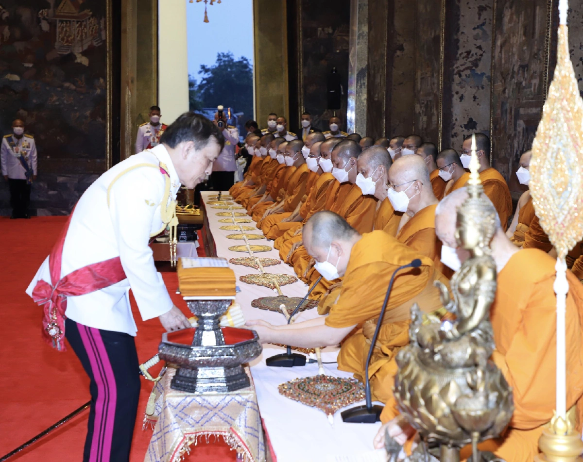 "ในหลวง-พระราชินี"เสด็จฯทรงถวายผ้าพระกฐินวัดโสมนัสวิหาร-วัดสุทัศน์