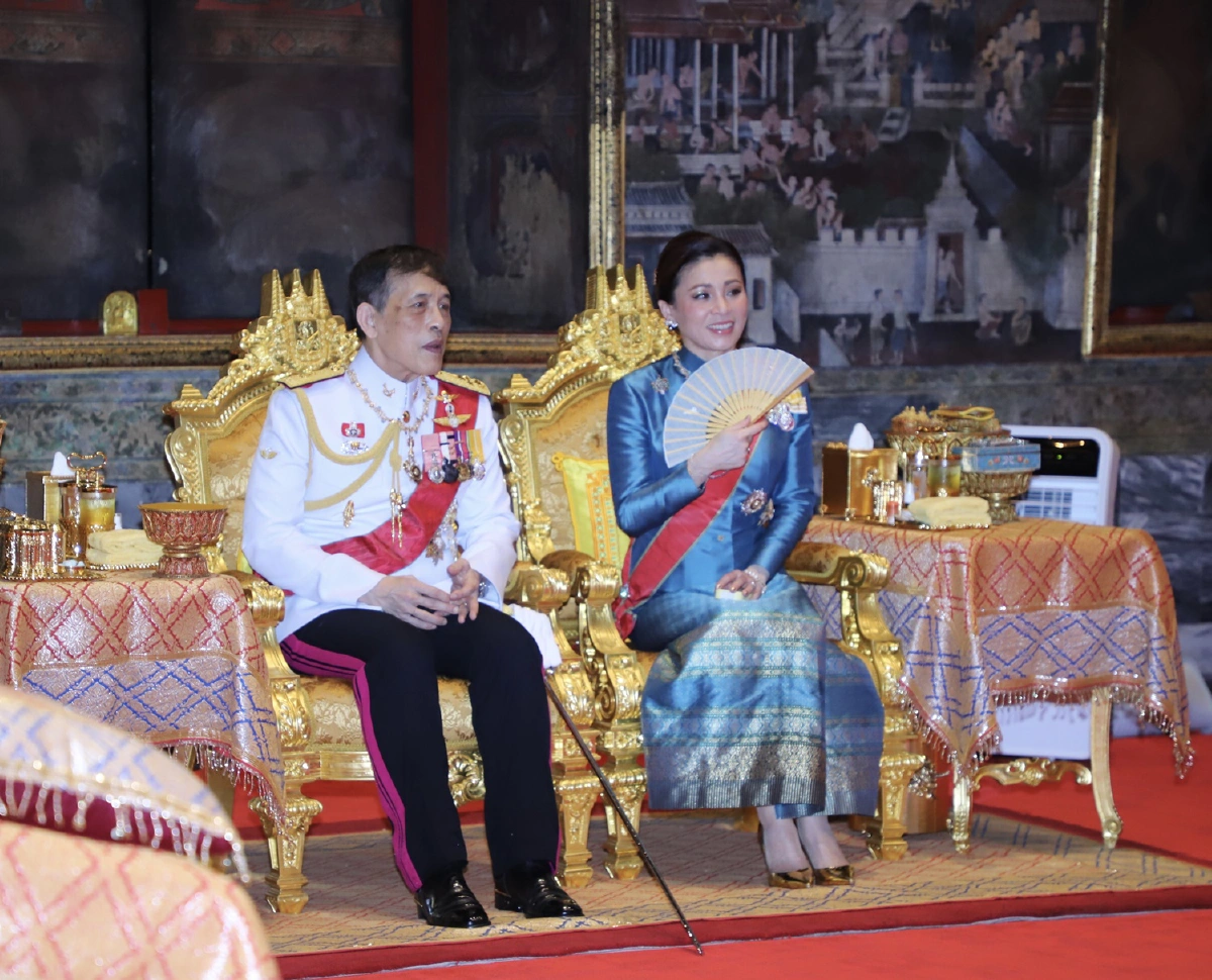 "ในหลวง-พระราชินี"เสด็จฯทรงถวายผ้าพระกฐินวัดโสมนัสวิหาร-วัดสุทัศน์