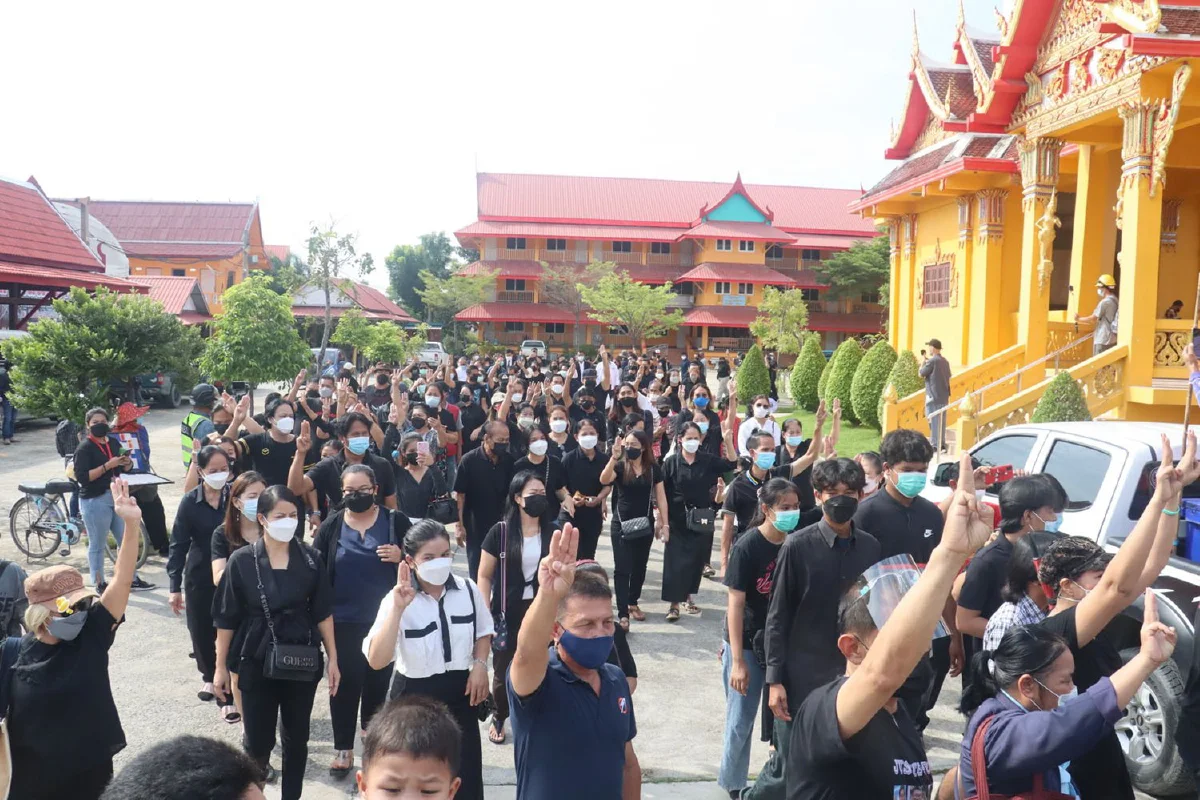 เผาศพเยาวชนเหยื่อกระสุนหน้าสน.ดินแดง มวลชนร่วมอาลัย