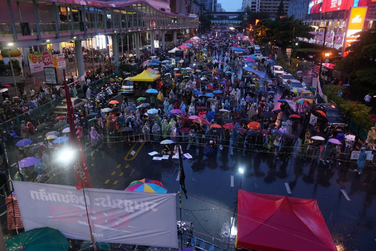 ม็อบไม่หวั่นฝน ปักหลักปราศรัยจี้เลิกม.112ต่อเนื่อง