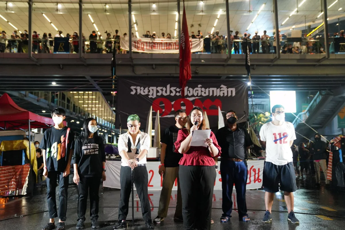 "รุ้ง" อ่านแถลงการณ์-กรีดแขนจี้ยกเลิกม.112