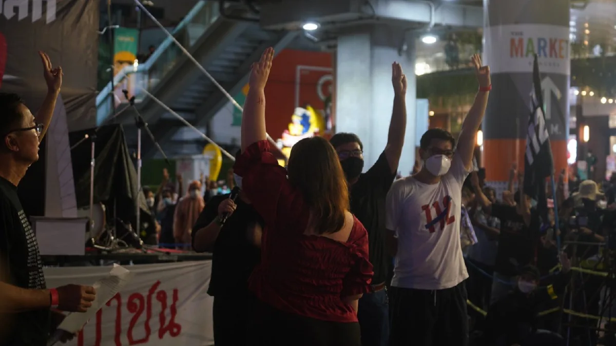 "รุ้ง" อ่านแถลงการณ์-กรีดแขนจี้ยกเลิกม.112