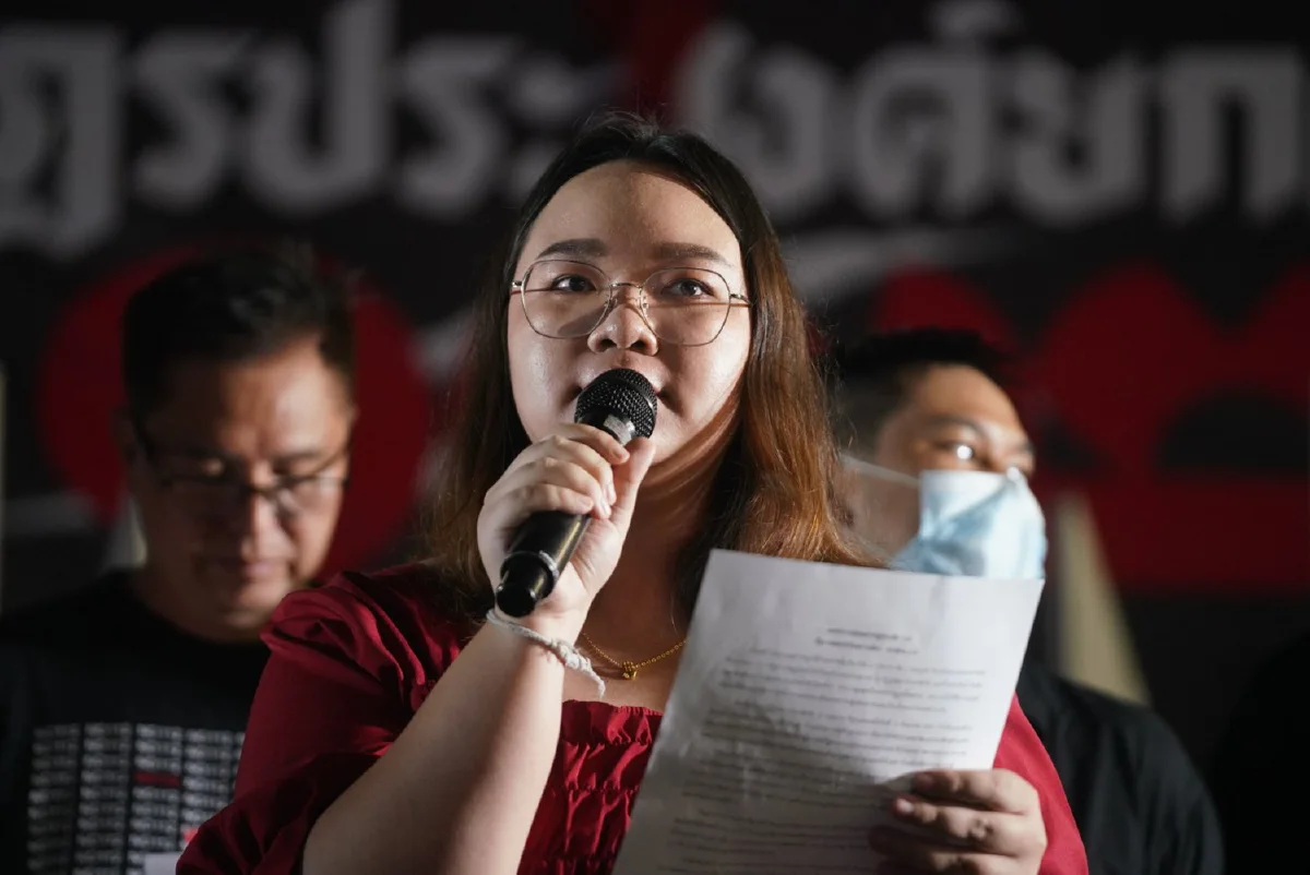 "รุ้ง" อ่านแถลงการณ์-กรีดแขนจี้ยกเลิกม.112