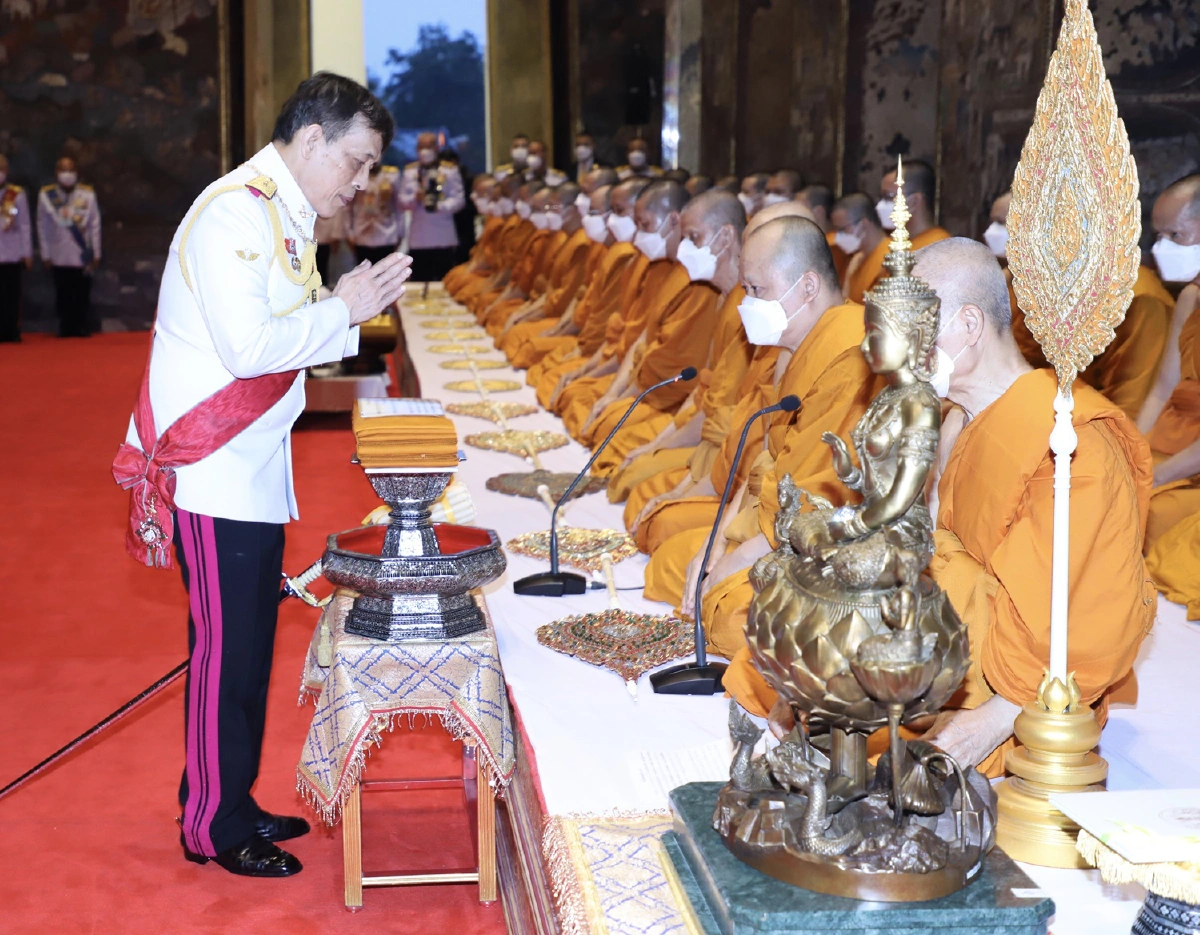 "ในหลวง-พระราชินี"เสด็จฯทรงถวายผ้าพระกฐินวัดโสมนัสวิหาร-วัดสุทัศน์