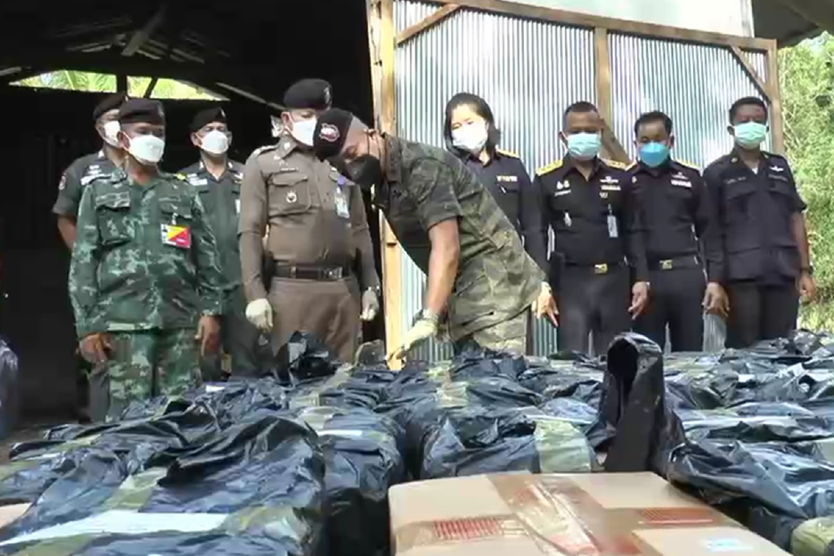 จับบุหรี่เถื่อน80ล้านซุกโกดัง 2 แห่งในตากใบรอส่งขายจังหวัดชายแดนใต้ จับบุหรี่เถื่อน80ล้านซุกโกดัง 2 แห่งในตากใบรอส่งขายจังหวัดชายแดนใต้