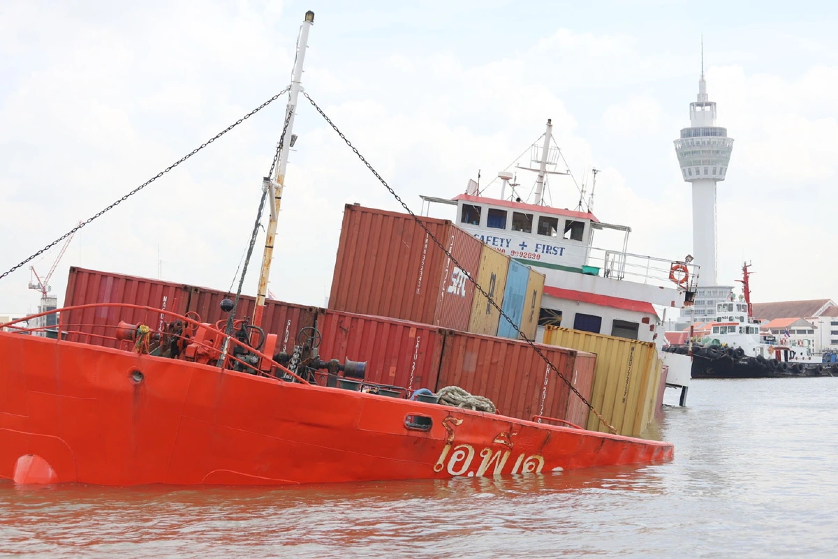 เรือบรรทุกสินค้าชนกันกลางเจ้าพระยา หน้าศาลากลางเมืองปากน้ำ