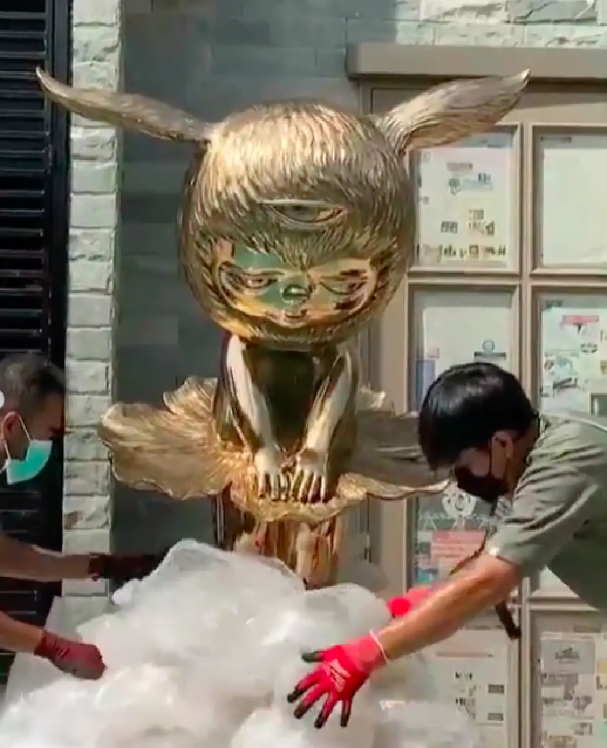 “ชมพู่ อารยา" ตกแต่งสระว่ายน้ำ ยกตุ๊กตาสีทองที่หาซื้อได้ยากมาวาง 