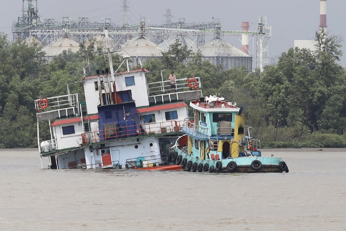 เรือบรรทุกสินค้าชนกันกลางเจ้าพระยา หน้าศาลากลางเมืองปากน้ำ