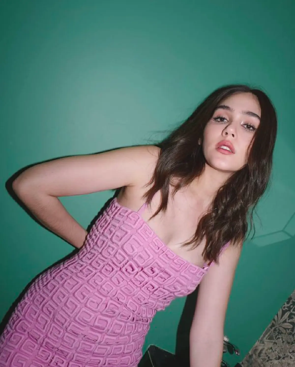 “ชมพู่ อารยา" ตกแต่งสระว่ายน้ำ ยกตุ๊กตาสีทองที่หาซื้อได้ยากมาวาง 