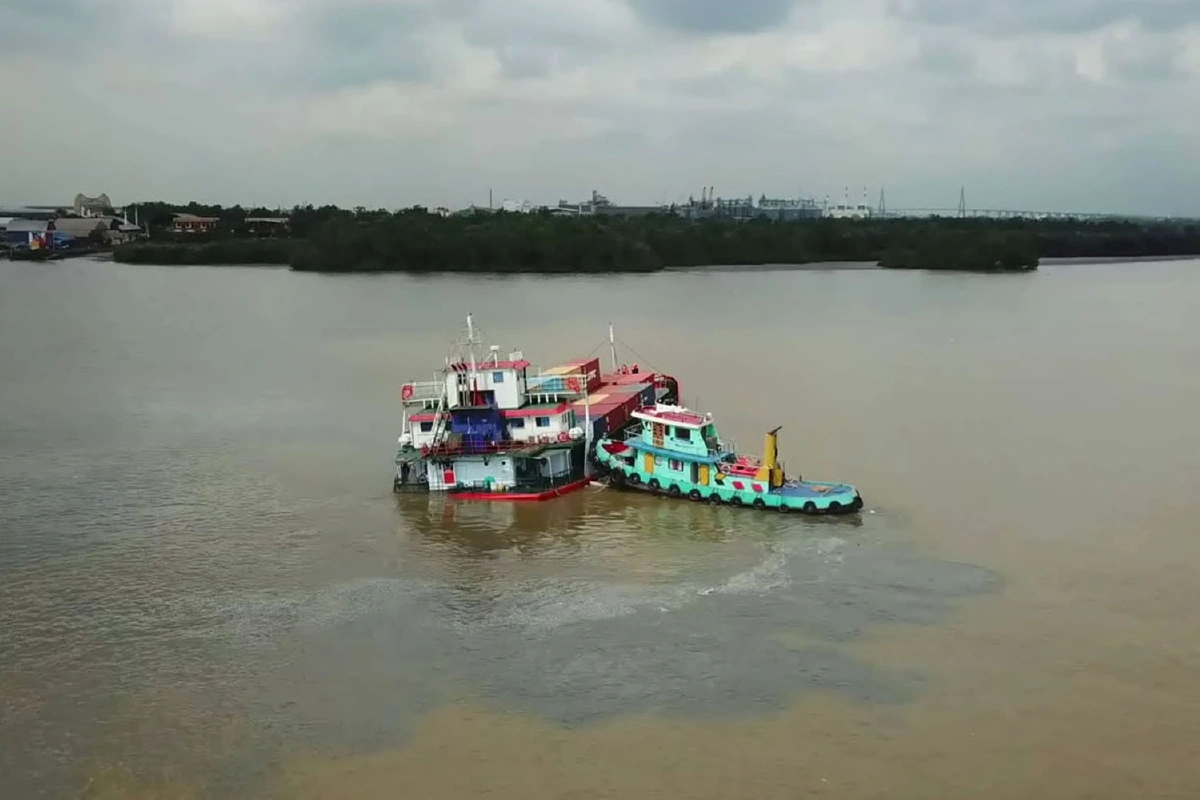 เรือบรรทุกสินค้าชนกันกลางเจ้าพระยา หน้าศาลากลางเมืองปากน้ำ