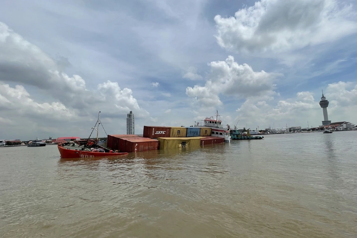 เรือบรรทุกสินค้าชนกันกลางเจ้าพระยา หน้าศาลากลางเมืองปากน้ำ