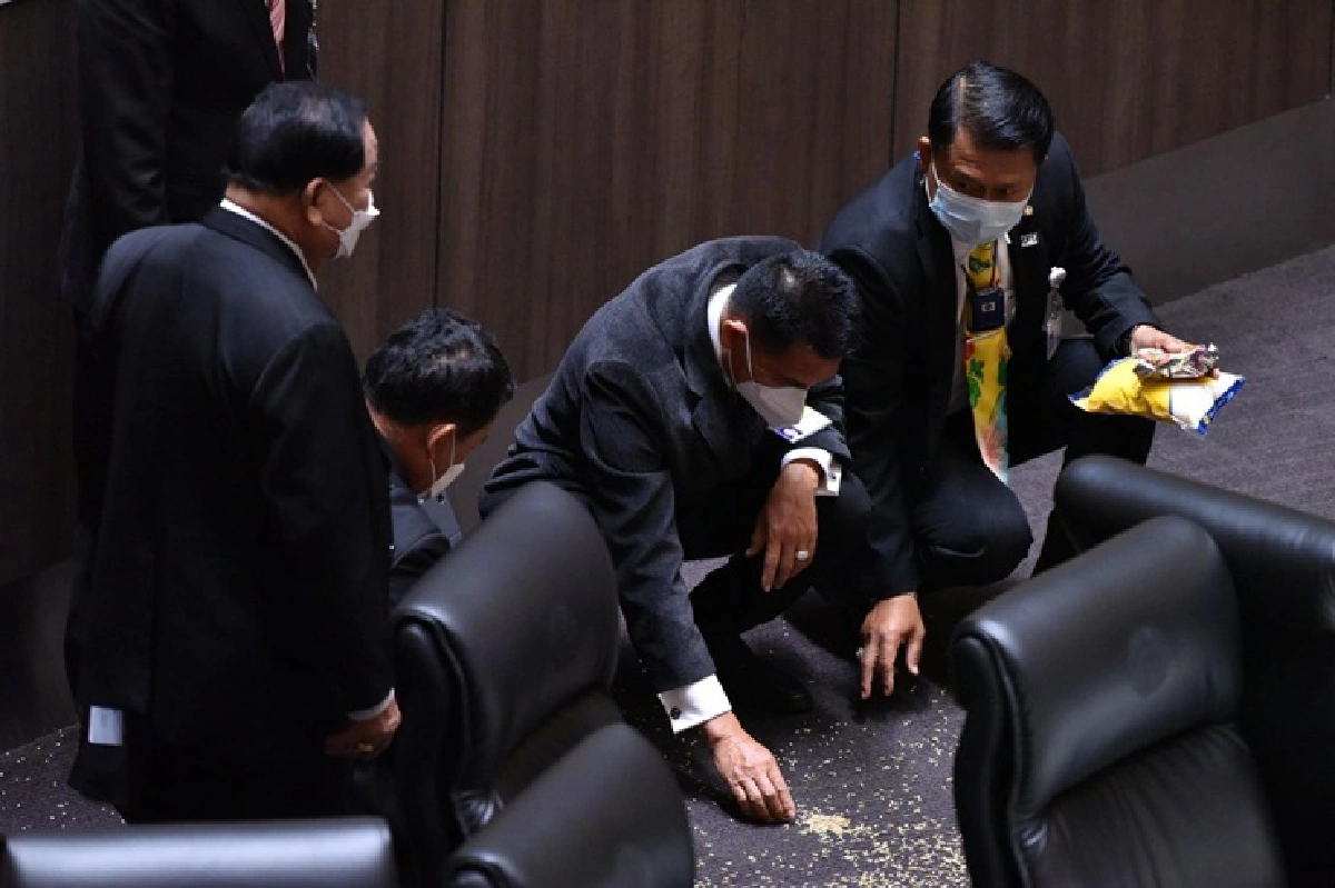 "พิเชษฐ์" สส.เพื่อไทย ฉุน รมต.ไม่มาตอบกระทู้ โปรยข้าวเปลือก-ปุ๋ย กลางสภา