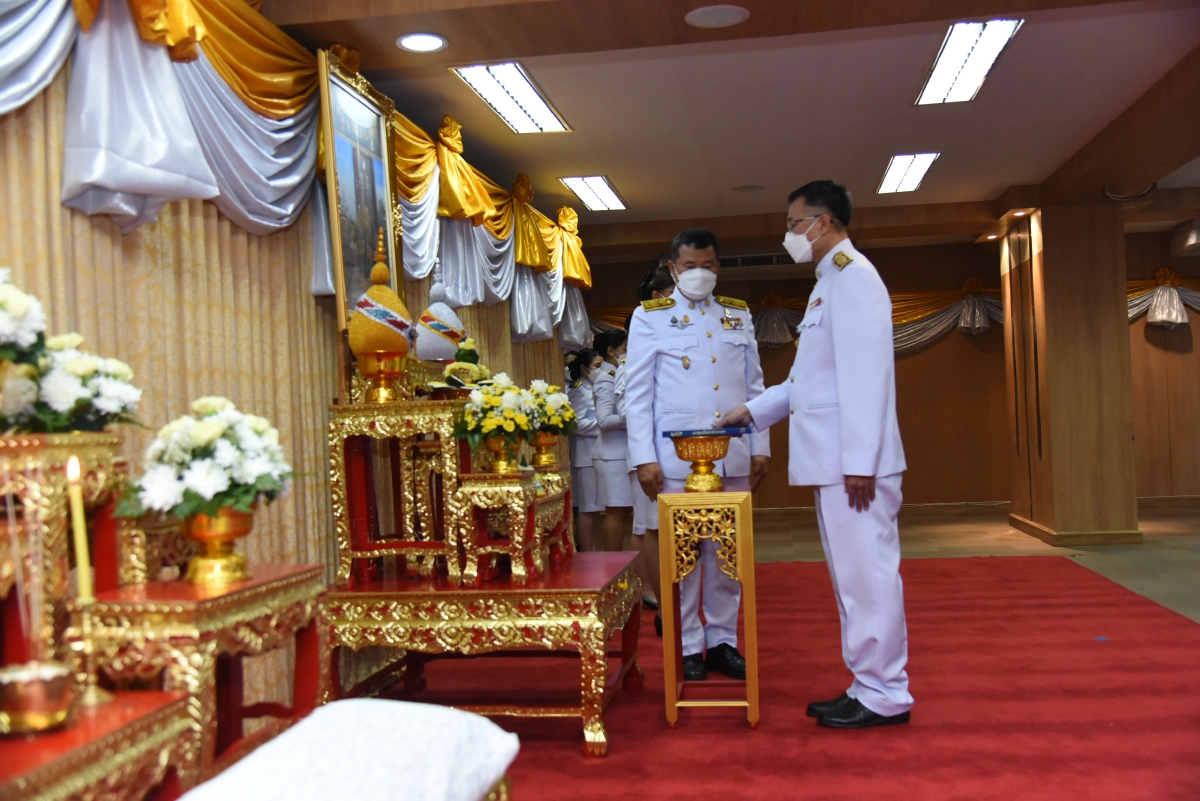 มท.มอบหนังสือพระราชทานสารานุกรมไทยสำหรับเยาวชนฯ เล่ม 42