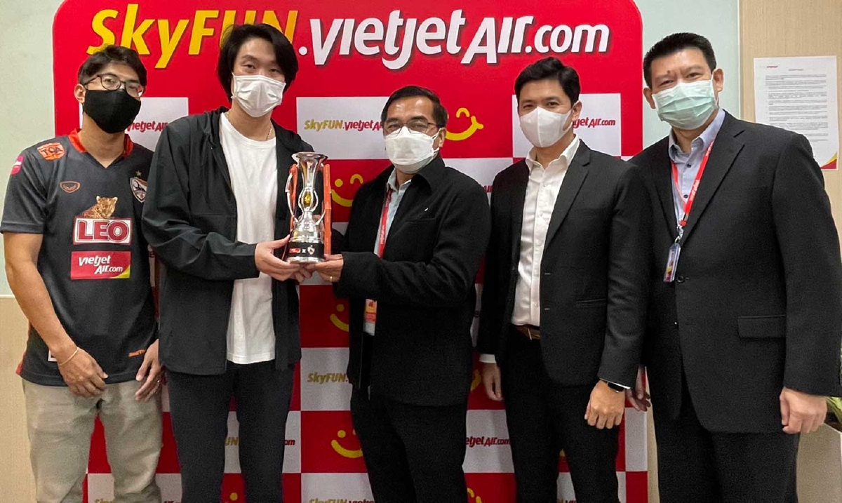 ไทยเวียตเจ็ทรับมอบถ้วย ไทย เอฟเอ คัพ จากเชียงราย ยูไนเต็ด ไทยเวียตเจ็ทรับมอบถ้วย ไทย เอฟเอ คัพ จากเชียงราย ยูไนเต็ด