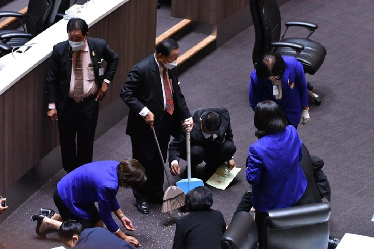 "พิเชษฐ์" สส.เพื่อไทย ฉุน รมต.ไม่มาตอบกระทู้ โปรยข้าวเปลือก-ปุ๋ย กลางสภา