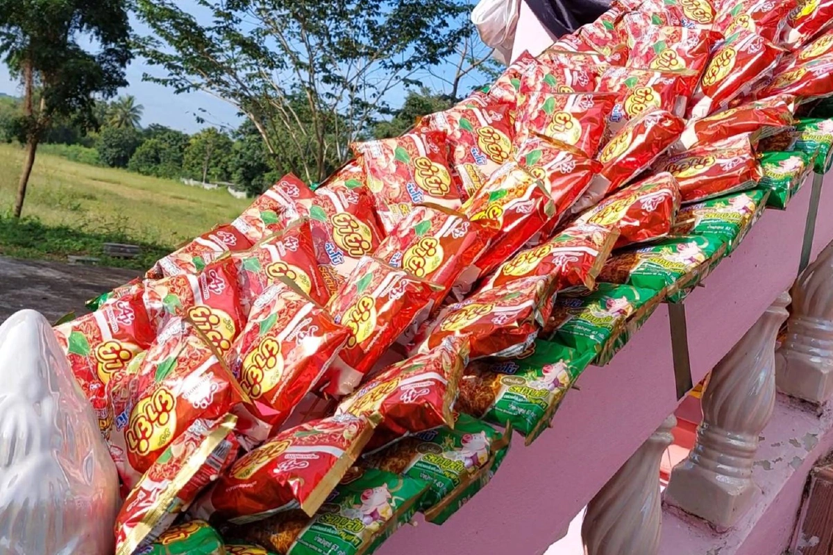 ยอดไอเดียแต่งเมรุด้วยบะหมี่กึ่งสำเร็จรูป 