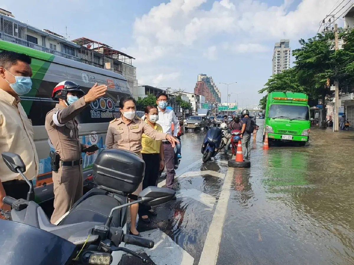 ผนังกั้นแม่น้ำเจ้าพระยาพังน้ำเอ่อท่วมถนนสิริธรเป็นอัมพาต